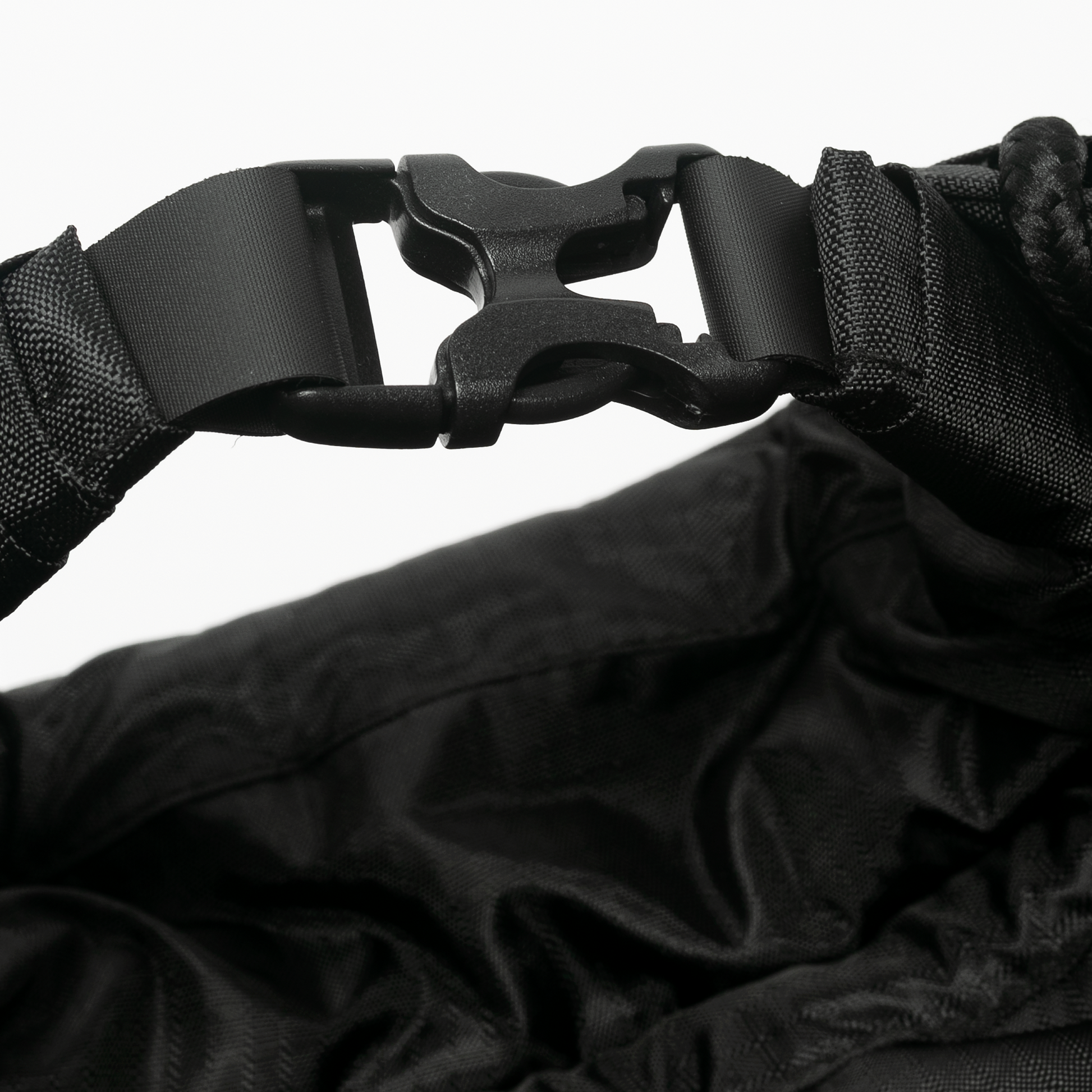 GDB-DSBP14-BL
Close-up of a black belt with a buckle on a white background