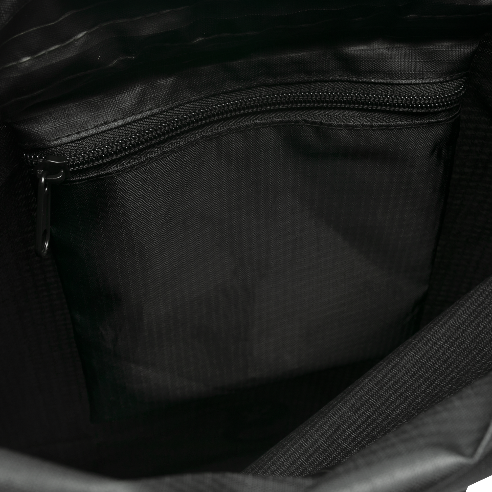 GDB-DSBP14-BL
Close-up of a black bag with a zipper